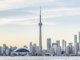 CN Tower | © Bildlizenzen von Shutterstock.com Skyline und CN Tower in Toronto | © Bildlizenzen von Shutterstock.com