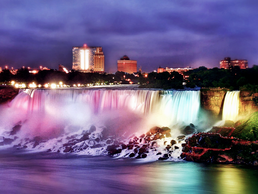 Niagara Fälle | © Bildlizenzen von Shutterstock.com Bunt beleuchtete Niagarafälle bei Nacht | © Bildlizenzen von Shutterstock.com