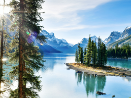 Maligne Lake im Jasper-Nationalpark | © Bildlizenzen von Shutterstock.com Türkiser Maligne Lake vor Bergkulisse im Jasper-Nationalpark | © Bildlizenzen von Shutterstock.com