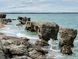 Verlassene Bunker bei Liepāja | © Bildlizenzen von Shutterstock.com Karstige Felsen uns alte Bunker vor Bucht von Liepāja | © Bildlizenzen von Shutterstock.com