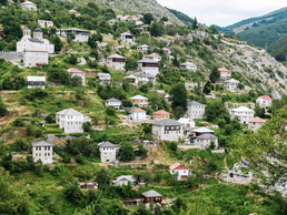 Galičnik | © Bildlizenzen von Shutterstock.com Weiße Häuser auf grünem Hügel im Bergdorf Galičnik | © Bildlizenzen von Shutterstock.com
