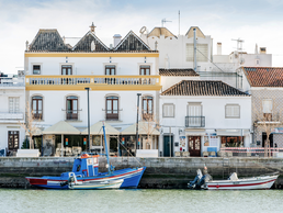 Häuser von Tavira im Osten der Algarve | © Bildlizenzen von Shutterstock.com Häuser von Tavira im Osten der Algarve | © Bildlizenzen von Shutterstock.com