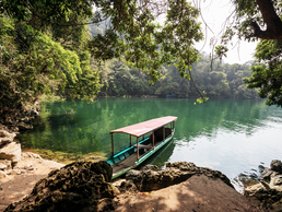 Ba Be See im gleichnamigen Nationalpark | © Bildlizenzen von Shutterstock.com Ba Be See im gleichnamigen Nationalpark | © Bildlizenzen von Shutterstock.com