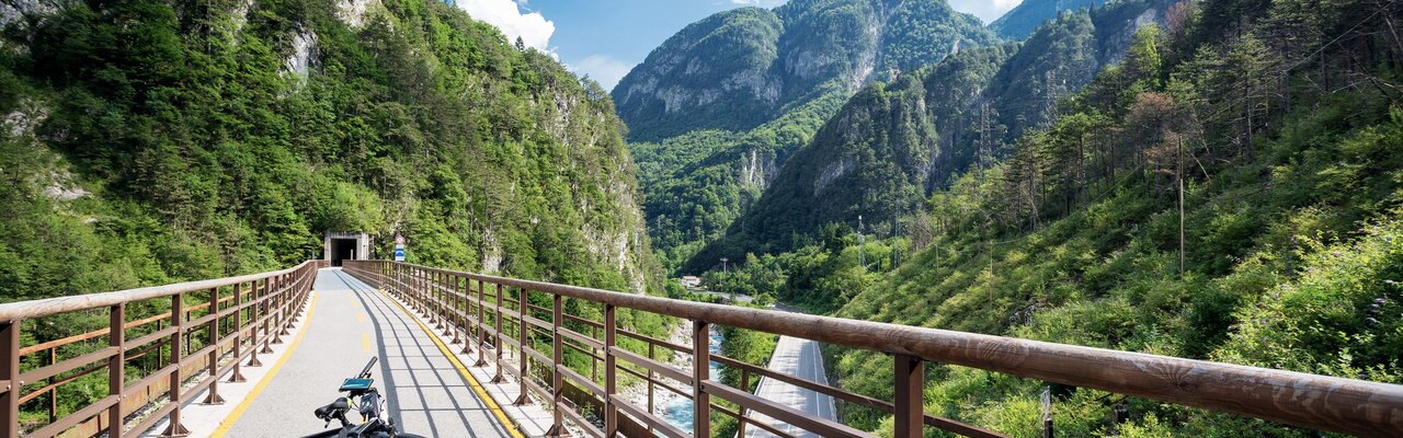 Auf dem Alpe Adria Radweg | © Bildlizenzen von Shutterstock.com Fahrrad auf Alpe Adria Radweg über Autobahn in Italien | © Bildlizenzen von Shutterstock.com
