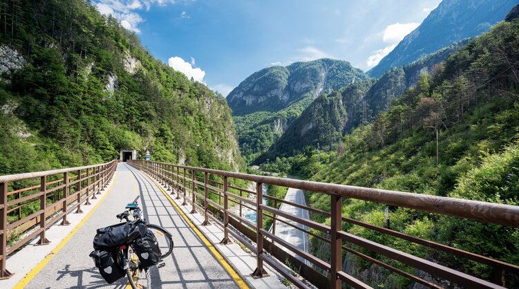 Auf dem Alpe Adria Radweg | © Bildlizenzen von Shutterstock.com Fahrrad auf Alpe Adria Radweg über Autobahn in Italien | © Bildlizenzen von Shutterstock.com