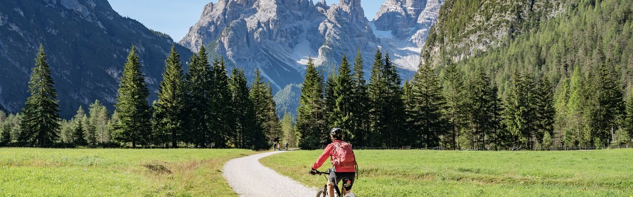 Auf dem Dolomiten Radweg | © Bildlizenzen von Shutterstock.com Radfahrer auf Dolomiten Radweg von Toblach nach Cortina | © Bildlizenzen von Shutterstock.com