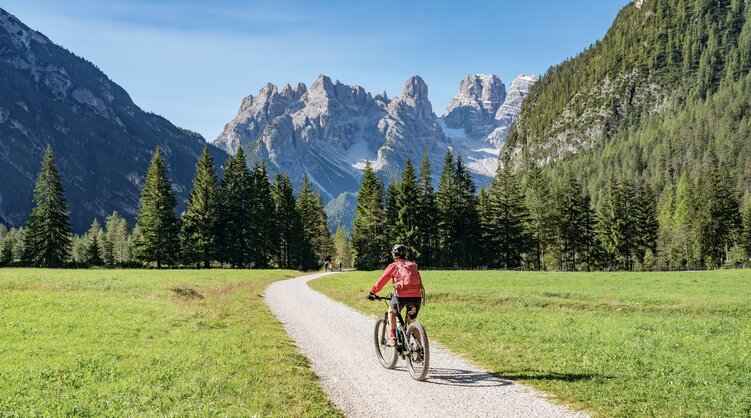 Radfahrer auf Dolomiten Radweg von Toblach nach Cortina | © Bildlizenzen von Shutterstock.com