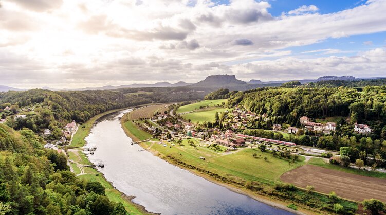 Rathen an der Elbe | © Bildlizenzen von Shutterstock.com Der Ort Rathen an der Elbe in der Sächsischen Schweiz | © Bildlizenzen von Shutterstock.com