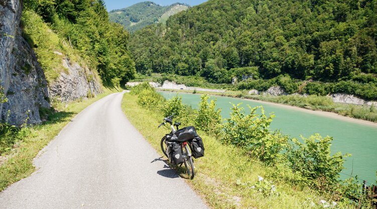 Rad auf Radweg neben der Enns | © Bildlizenzen von Shutterstock.com