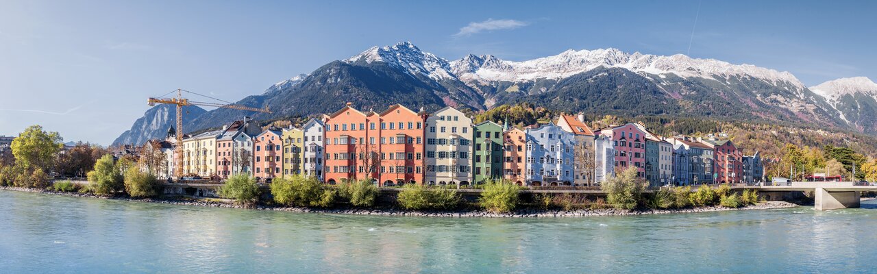 Bunte Häuserfassade am Marktplatz von Innsbruck | © Bildlizenzen von Shutterstock.com Bunte Häuserfassade am Marktplatz von Innsbruck | © Bildlizenzen von Shutterstock.com