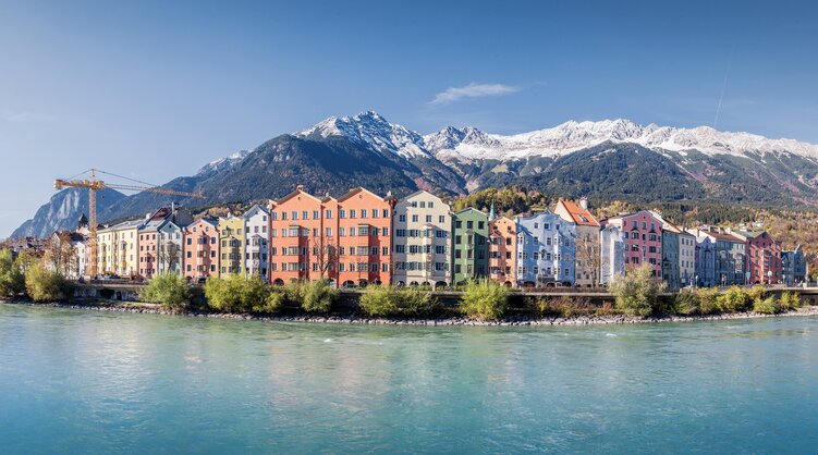 Bunte Häuserfassade am Marktplatz von Innsbruck | © Bildlizenzen von Shutterstock.com