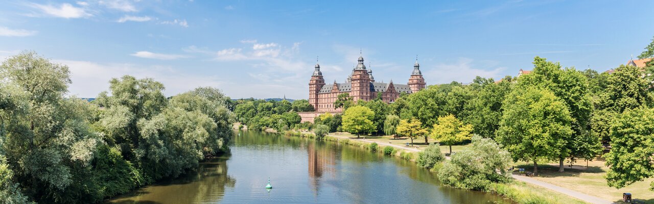 Main bei Aschaffenburg | © Bildlizenzen von Shutterstock.com Blick auf Main und Radweg und Frankfurt Johannesburg in Aschaffenburg, Bayern | © Bildlizenzen von Shutterstock.com