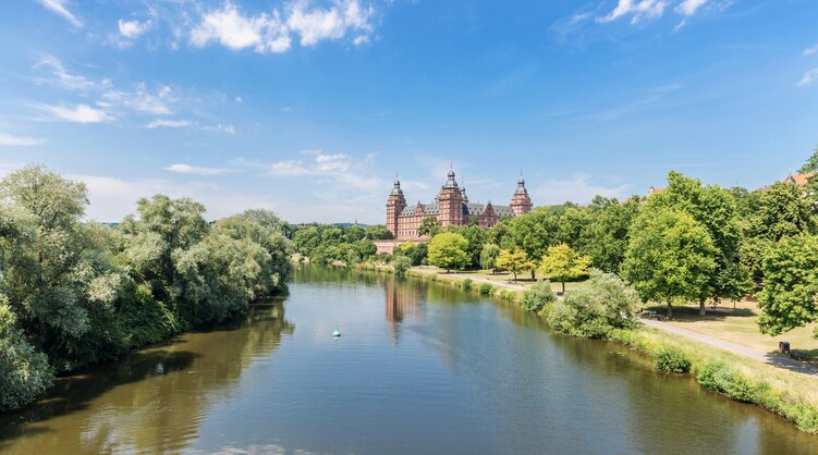 Main bei Aschaffenburg | © Bildlizenzen von Shutterstock.com Blick auf Main und Radweg und Frankfurt Johannesburg in Aschaffenburg, Bayern | © Bildlizenzen von Shutterstock.com