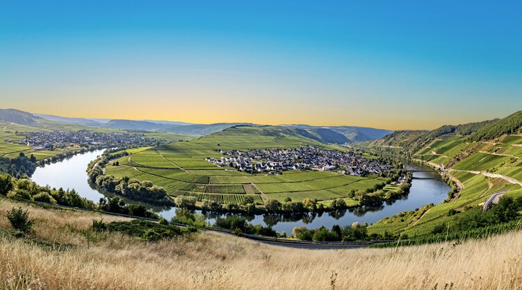 Berühmte Moselschleife bei Trier im Spätsommer | © Bildlizenzen von Shutterstock.com