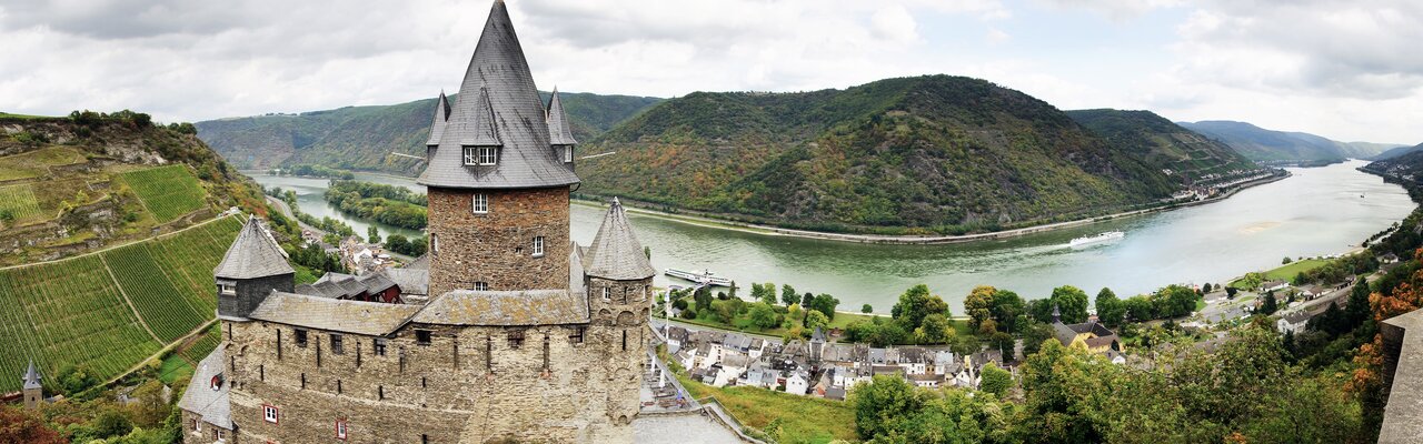 Rheinschloss bei Bacharach | © Bildlizenzen von Shutterstock.com Rheinschloss im Rheintal am Rhein | © Bildlizenzen von Shutterstock.com