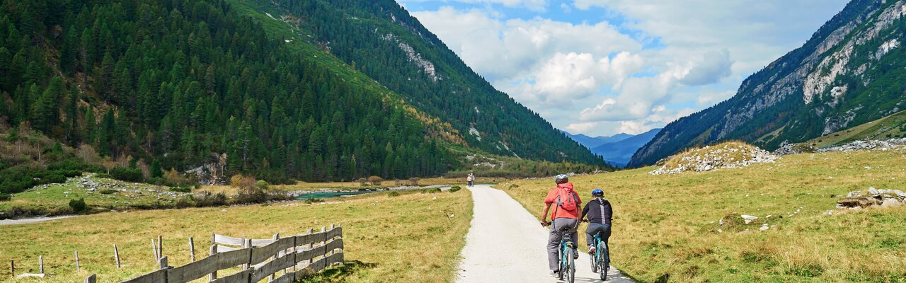 Tauernradweg | © Bildlizenzen von Shutterstock.com Zwei Radfahrer auf erstem Abschnitt am Tauernradweg | © Bildlizenzen von Shutterstock.com