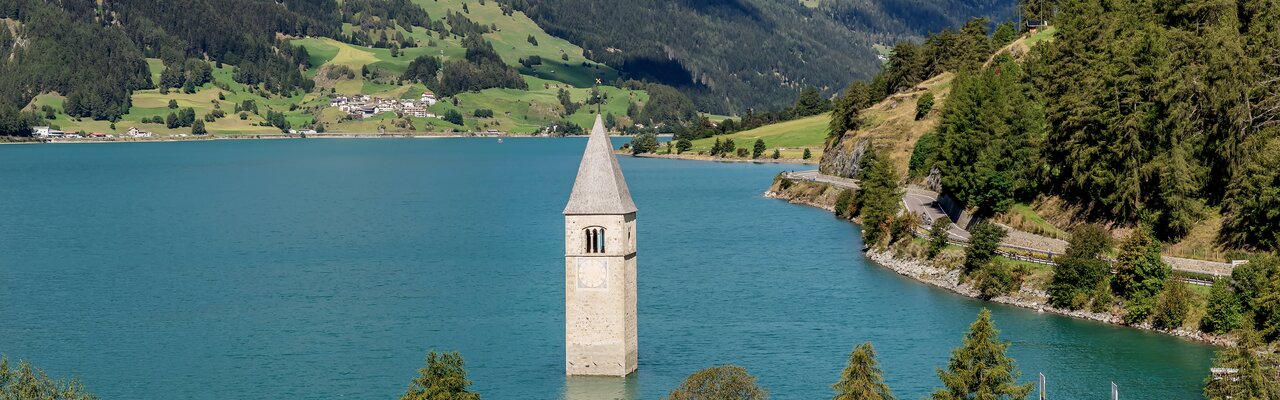 Versunkener Kirchenturm im Reschensee | © shutterstock.com Versunkener Kirchenturm im Reschensee | © shutterstock.com