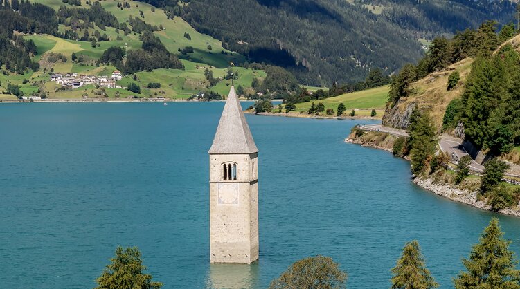 Versunkener Kirchenturm im Reschensee | © shutterstock.com
