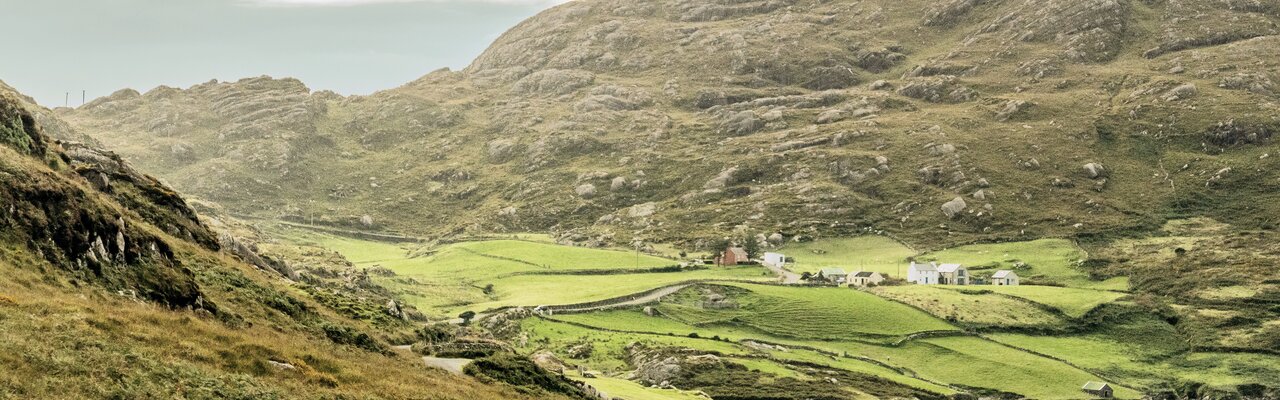 Küste zwischen Eyeries und Allihies auf der Beara Halbinsel in Irland grüne Hügel an der Küste zwischen Eyeries und Allihies auf der Beara Halbinsel in Irland