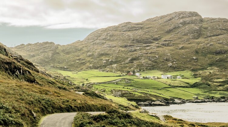 Küste zwischen Eyeries und Allihies auf der Beara Halbinsel in Irland grüne Hügel an der Küste zwischen Eyeries und Allihies auf der Beara Halbinsel in Irland