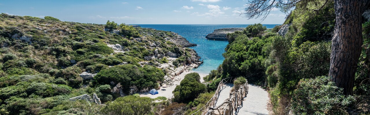 Strand von Binidali in Maó, Menorca | © Shutterstock.com Strand von Binidali in Maó, Menorca | © Shutterstock.com