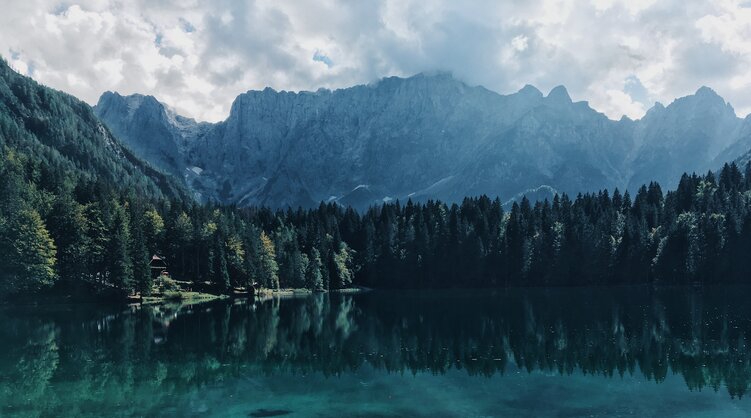 Laghi di fusine am Alpe Adria trail | © Elisa Kerschbaumer (unsplash) Laghi di fusine Alpe Adria trail | © Elisa Kerschbaumer (unsplash)