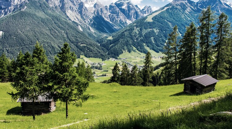 Stubaital in Österreich Blick auf Wiesen, Hütten und Berge im Stubaital in Österreich