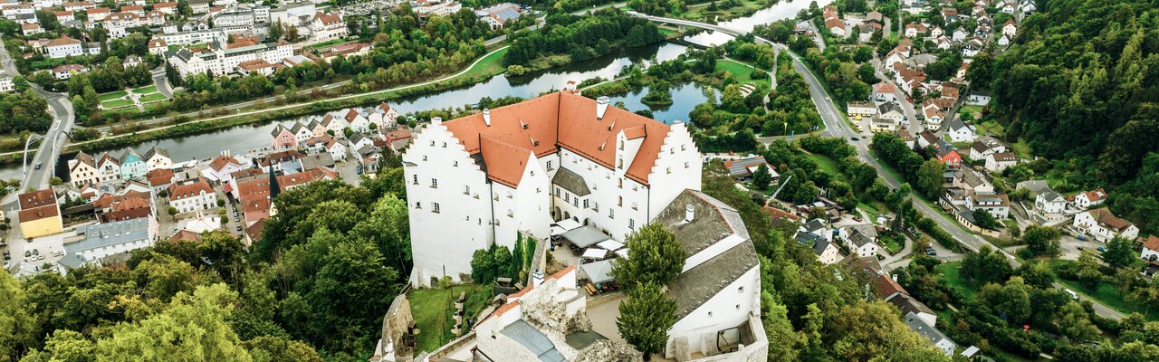Das Schloss Rosenburg in Riedenburg auf dem Altmühltal Panoramaweg. Das Schloss Rosenburg in Riedenburg auf dem Altmühltal Panoramaweg.
