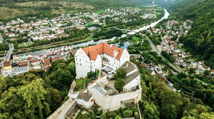 Das Schloss Rosenburg in Riedenburg auf dem Altmühltal Panoramaweg. Das Schloss Rosenburg in Riedenburg auf dem Altmühltal Panoramaweg.