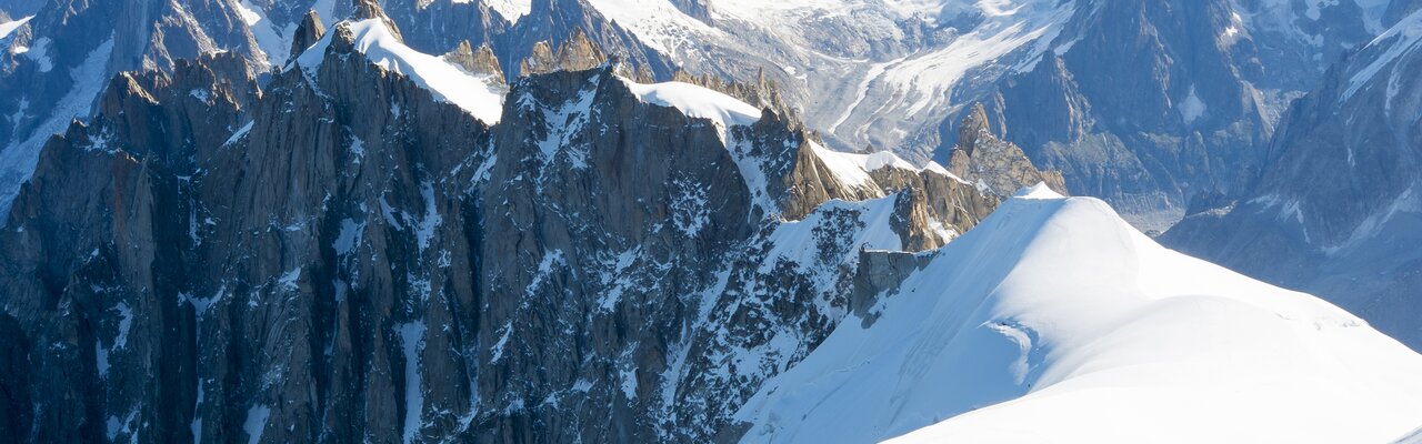 Der schneebedeckte Mont Blanc auf der Haute Route verschneiter Gipfel des Mont Blanc mit Wanderern