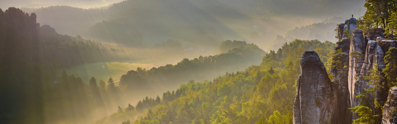 Elbsandsteingebirge in der Sächsischen Schweiz nebelverhangene Landschaft des Elbsandsteingebirges in der Sächsischen Schweiz