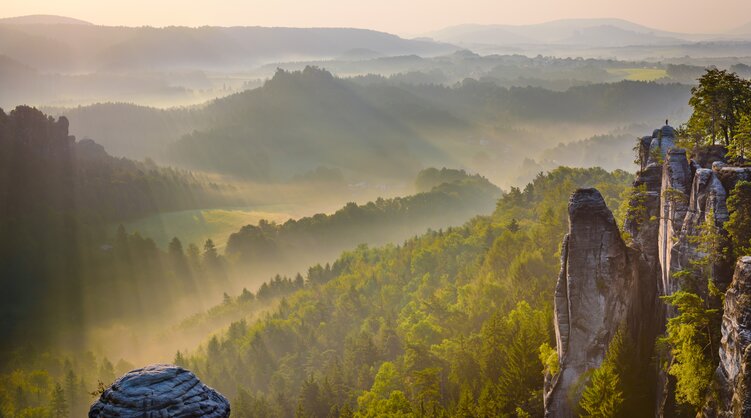Elbsandsteingebirge in der Sächsischen Schweiz nebelverhangene Landschaft des Elbsandsteingebirges in der Sächsischen Schweiz