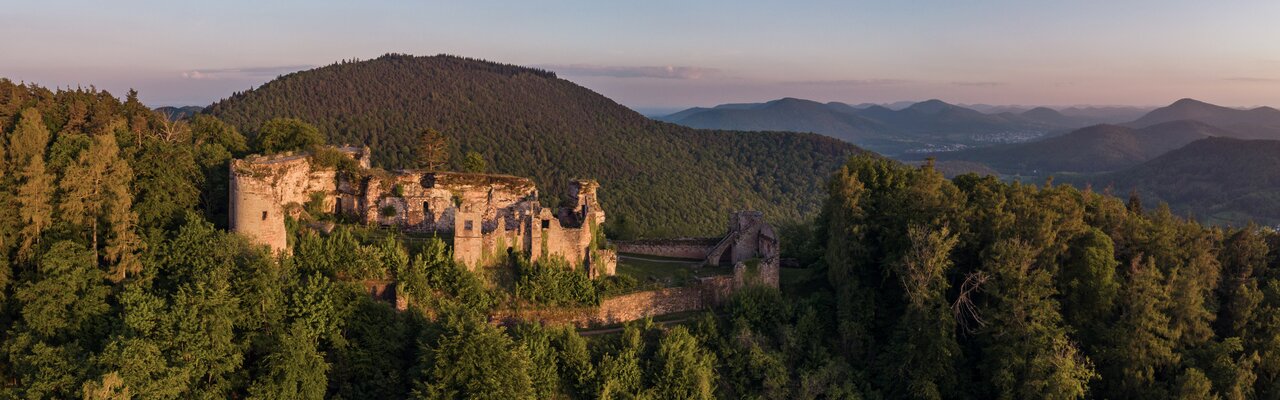 Burgruine Neuscharfeneck | © shutterstock.com Burgruine Neuscharfeneck | © shutterstock.com