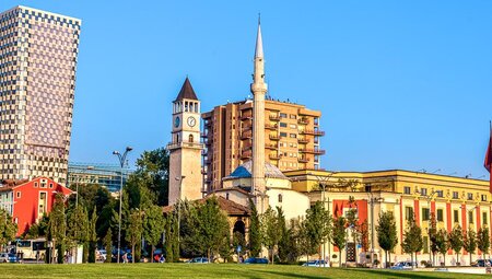 Skanderbeg-Platz in Tirana mit Oper, Moschee und Nationalbibliothek