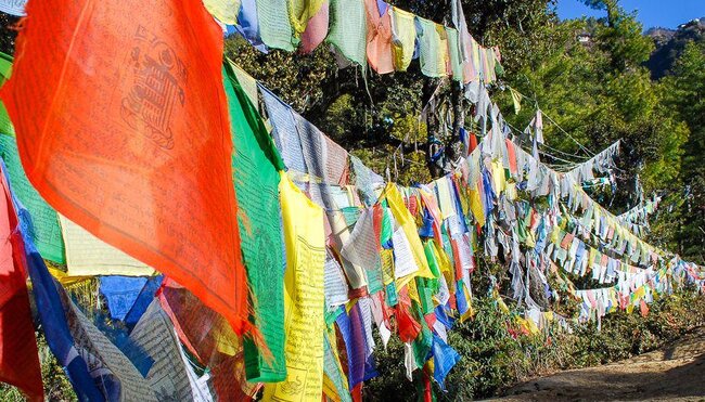 Gebetsfahnen im Paro-Tal