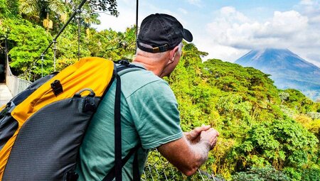 Blick über die Baumwipfel auf den Vulkan Arenal