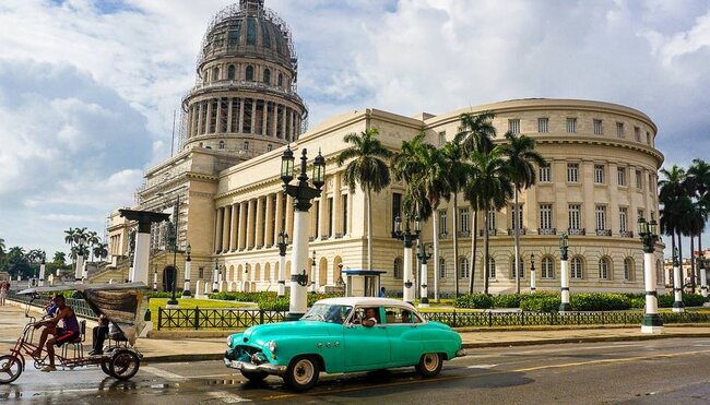 Oldtimer am Kapitol in Havanna