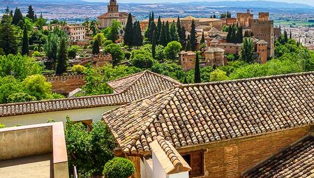 Blick auf die Burganlage der Alhambra