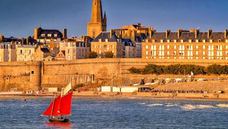 Segelboot vor der Stadtmauer Saint-Malo