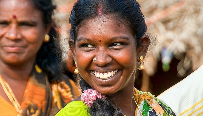 Zwei lächelnde Inderinnen