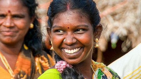 Zwei lächelnde Inderinnen