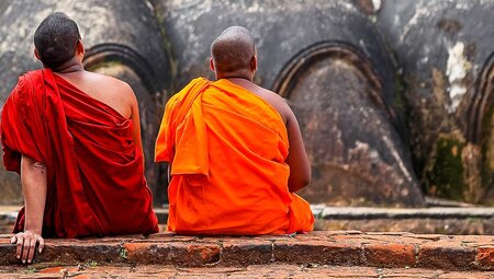Mönche vor der Felsenfestung von Sigiriya