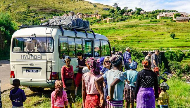 Pause mit Begegnung am Strassenrand