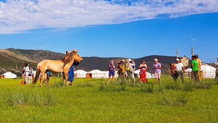 Jurtencamp der Nomadengemeinde Gurvanbulag