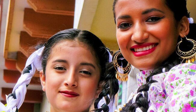 Mädchen in Festtags-Kleidung