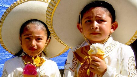 Zwei kleine Kinder mit Sombreros