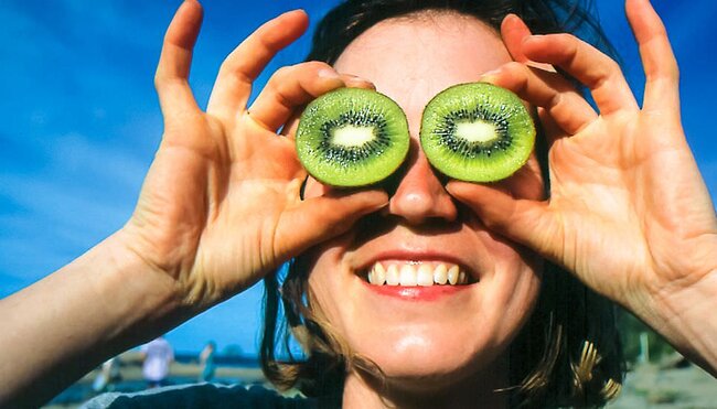 Lachende Frau mit Kiwibrille
