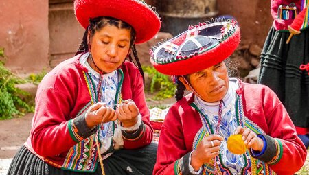 Andenfrauen zeigen alte Handwerkstechniken