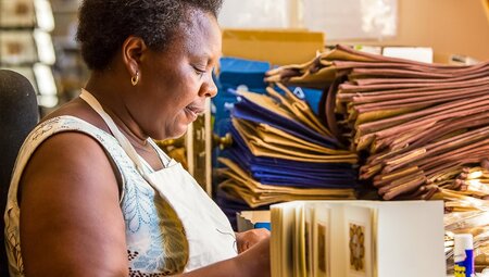 Fleißige Frau bei T-Bag Design