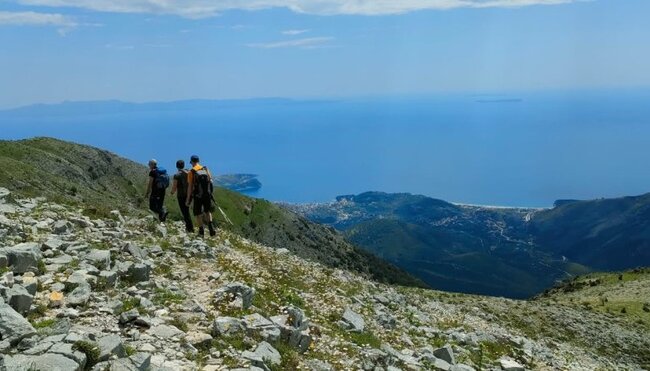 Küstenpanorama über die albanische Rivera und Korfu vom Bergrücken des Küstengebirges 2